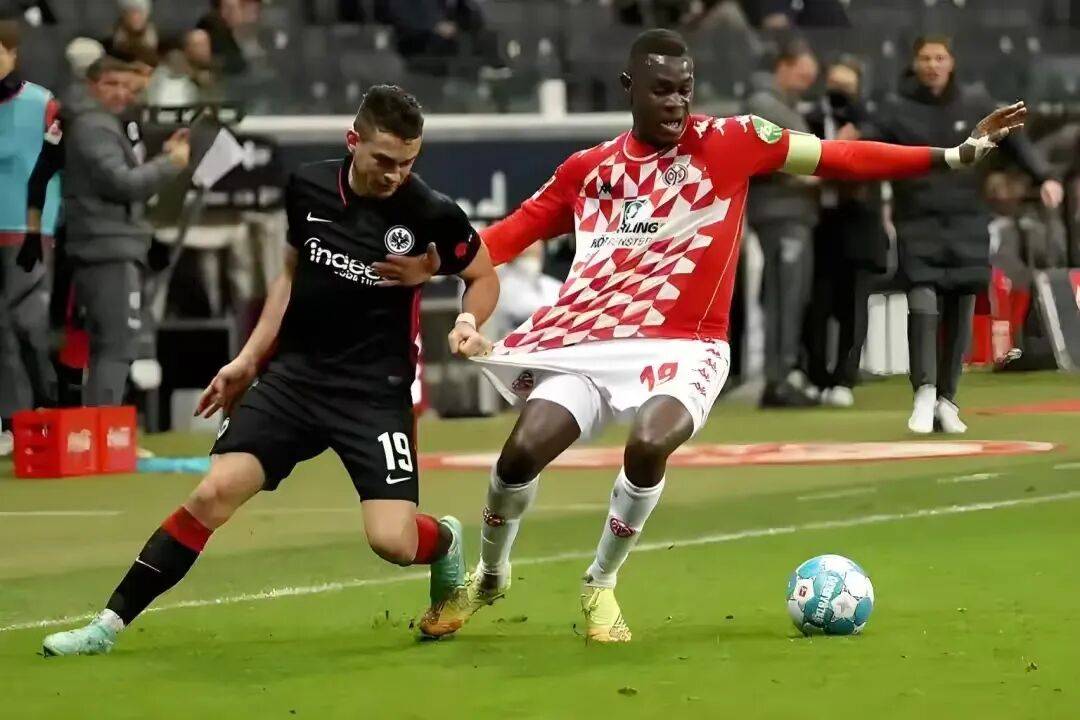 欧冠激战:法兰克福 VS 利物浦,谁能在这场对决中占得先机?